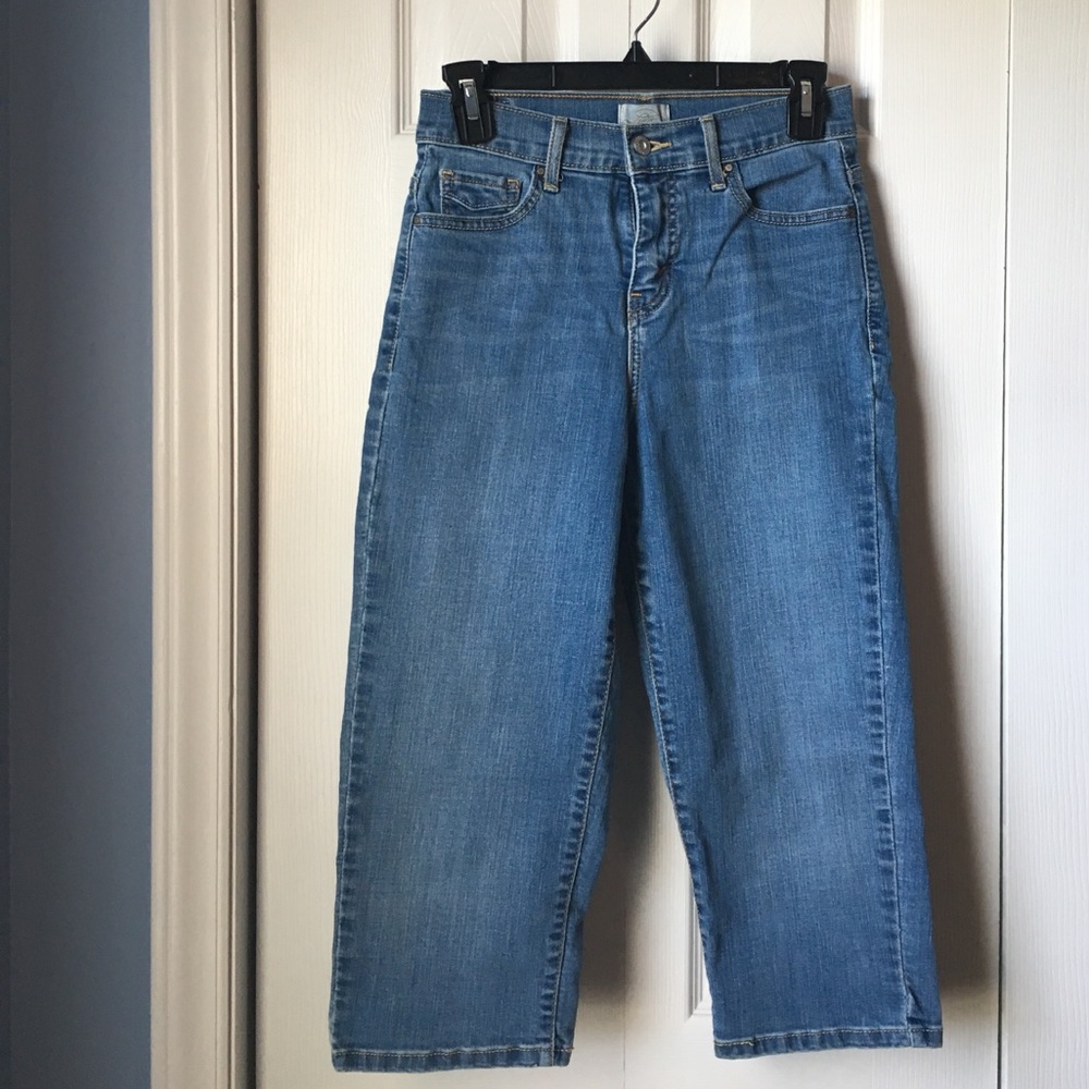 🎉 HOST PICK 🎉 Perfectly Slimming Levi's Jean Capris